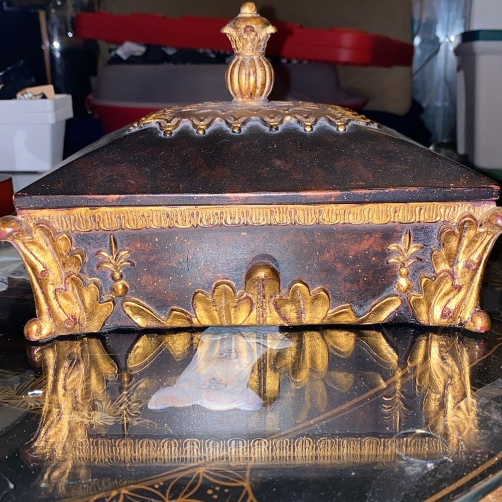 Vintage treasure box 8 1/2” by 9” - Picture 4 of 6